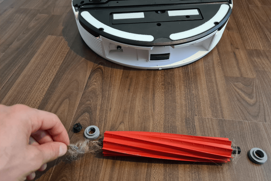 Удаление волос с основной щетки Roborock S7 Pro Ultra